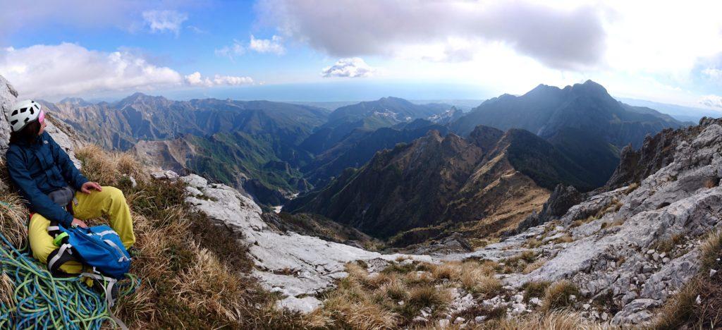 Siamo all'ultima sosta prima della vetta. Ci riposiamo qualche minuto godendoci lo splendido paesaggio che va aprendosi sotto di noi