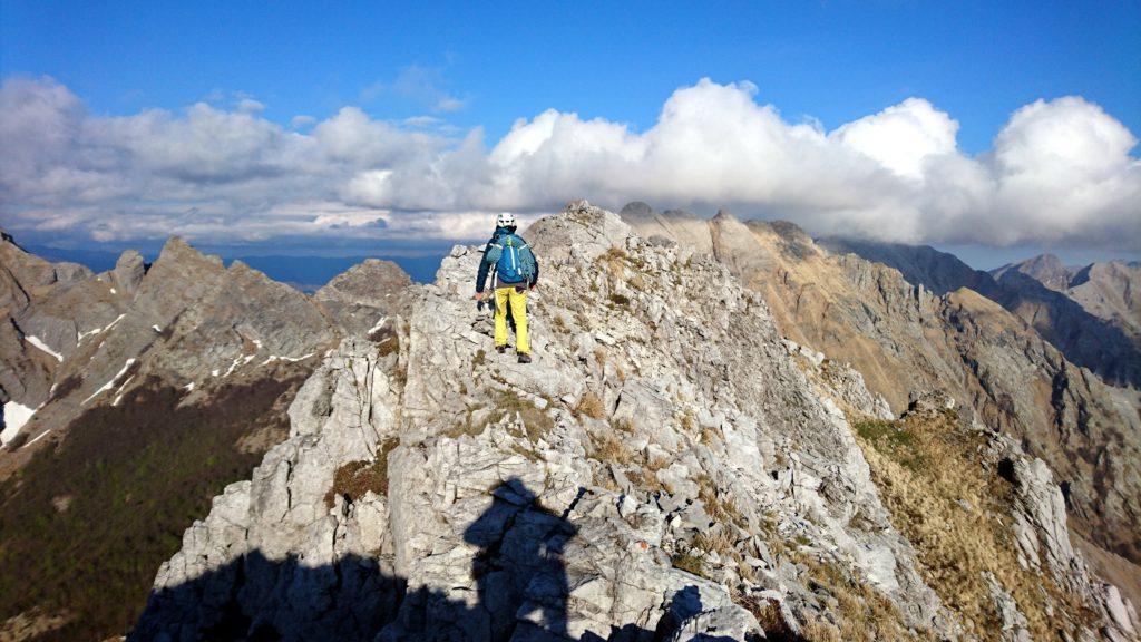 Alla ricerca della via di discesa. Procediamo in cresta verso destra ma è la strada sbagliata. Bisogna scendere sul versante opposto per un pezzo e poi risalire