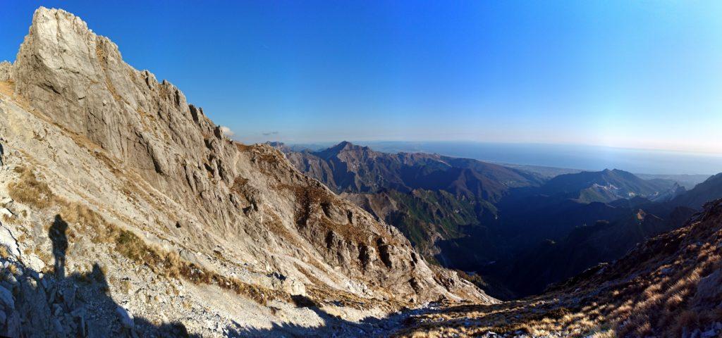 In alto a sinistra la cima del monte la Forbice visto dalla via di discesa