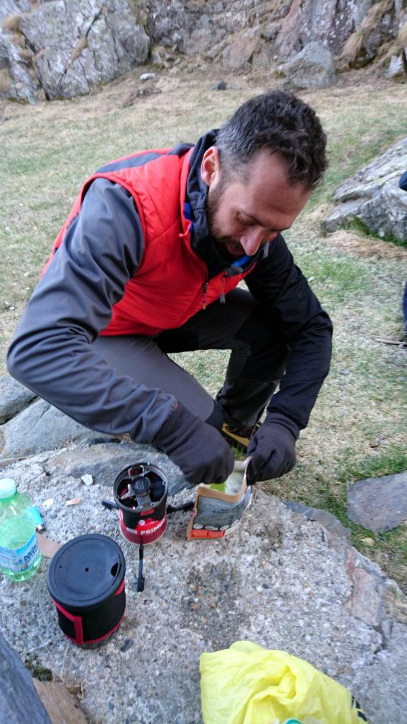 Arrivati al rifugio, prepariamo un po' di pappa. Qui il Niggah alle prese con la sua busta di puré e pollo....bleah... :P