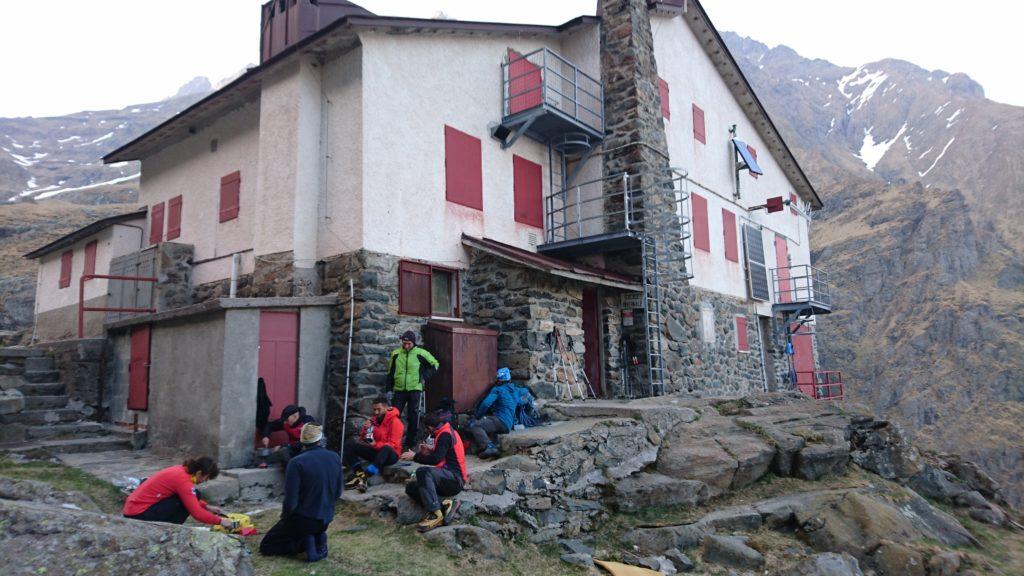 Il nostro gruppo davanti al rifugio a mangiare. Piano piano saliranno altre persone. Alle fine saremo in 18 in un bivacco da 10!