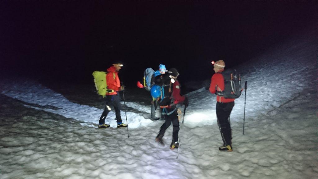 Partiamo alle 4:30 con le frontali ed arriviamo in breve alla conca dei giganti dove ci fermiamo a mettere i ramponi