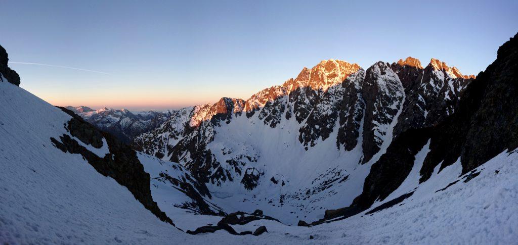 Panoramica verso il Redorta che si illumina del primo sole del mattino