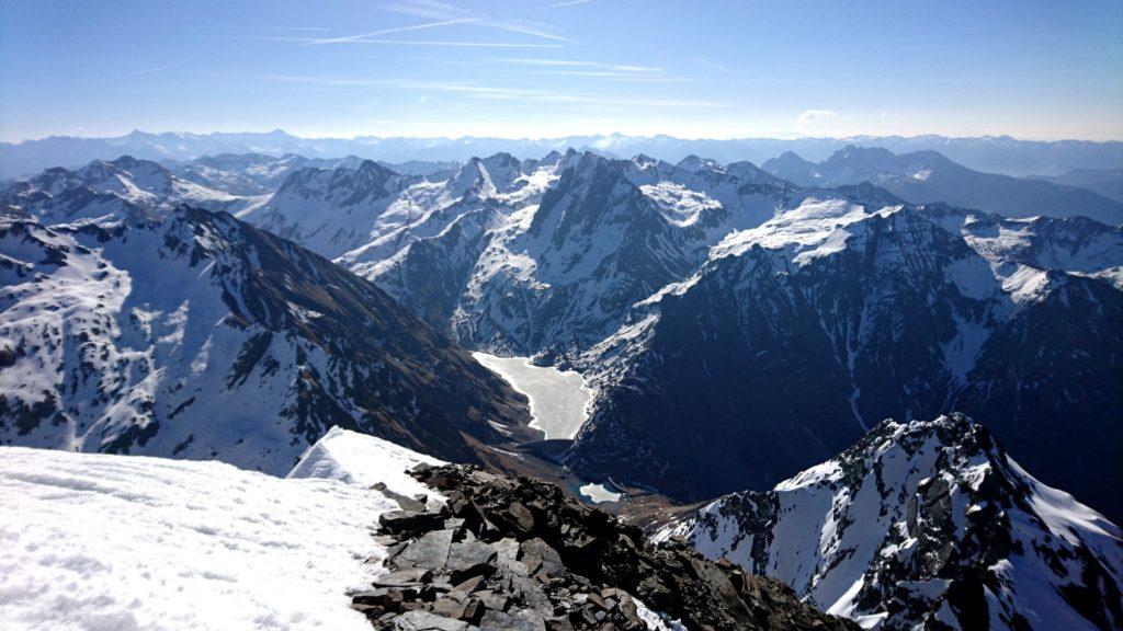 Vista dalla cima verso il lago di Barbellino ancora ghiacciato