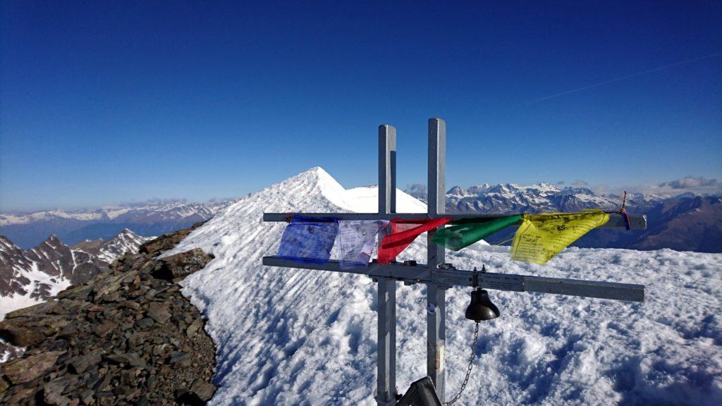 La croce di vetta e la bella cresta nevosa