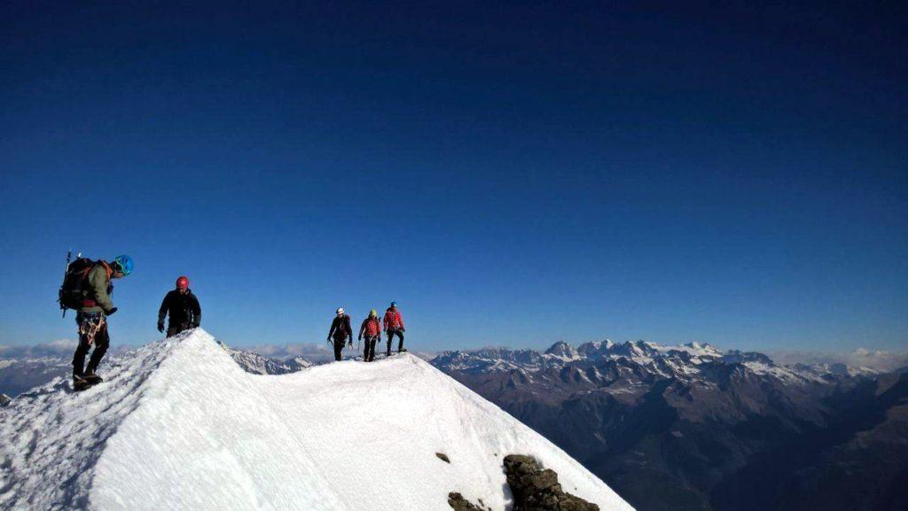 Ecco il gruppo in vetta che passeggia lungo la cresta per godere il paesaggio su tutti i lati