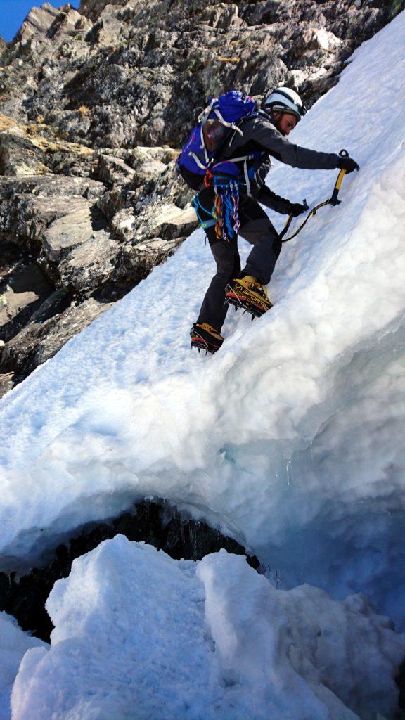 Alla fine del canale, superati dei balzi di roccia, ci ritroviamo con la terminale aperta che supereremo lasciandoci scivolare appesi alle picche