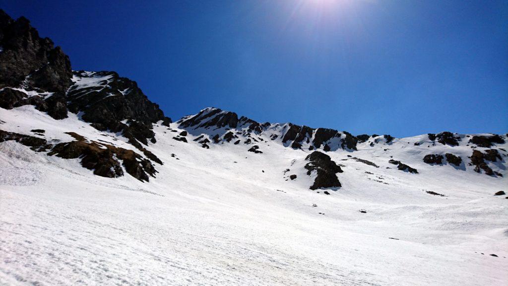 Altra foto del pianone a monte del primo muro. Probabilmente da quella sella ci si ricongiunge con la via normale