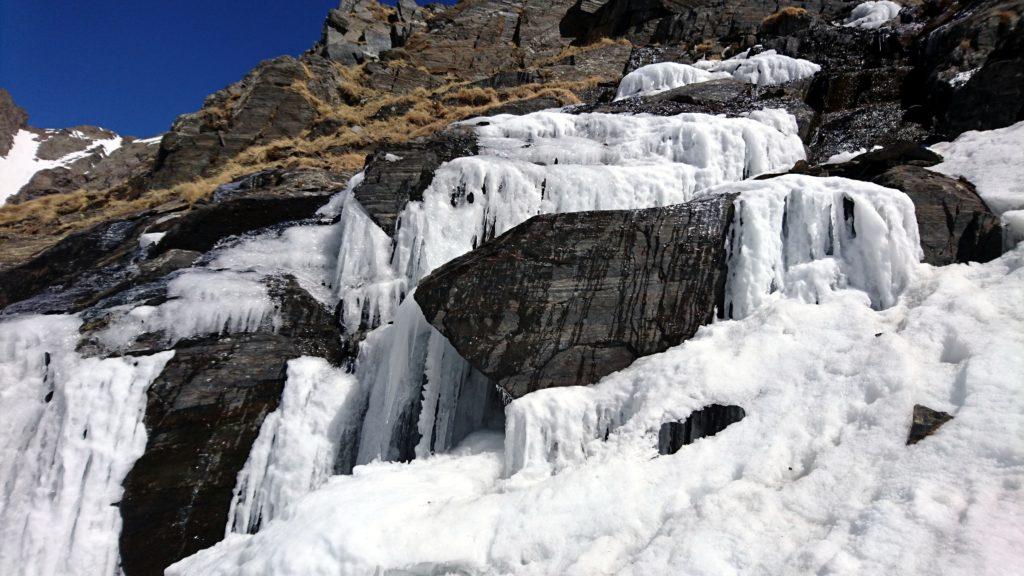 stalattiti in discesa verso la conca dei giganti