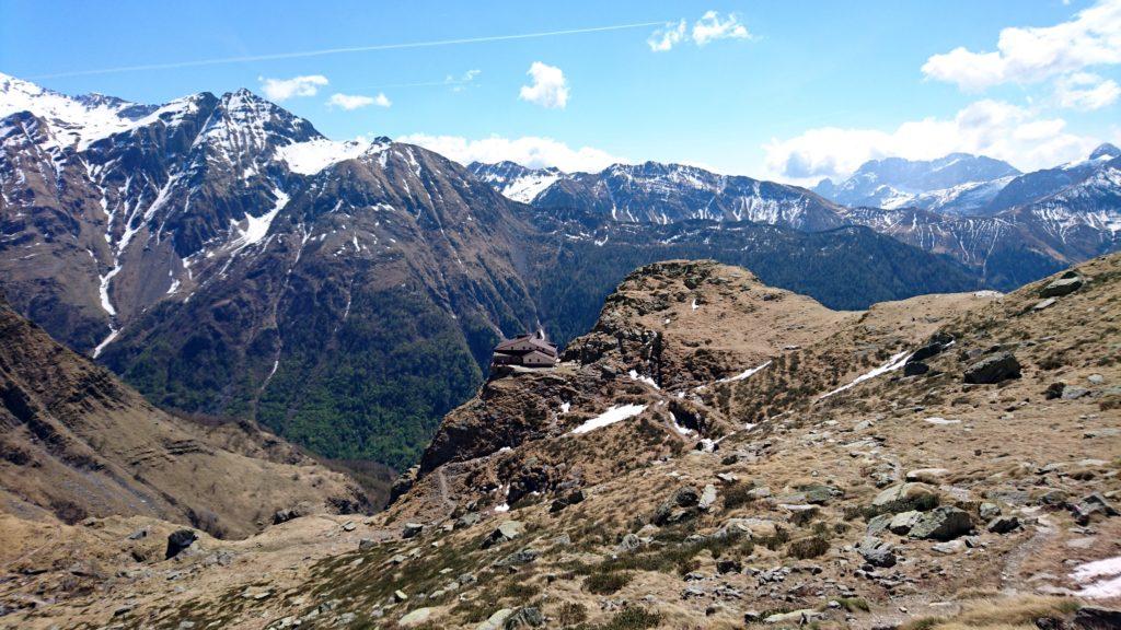 Bella vista verso il rifugio Coca nella sua posizione strategica