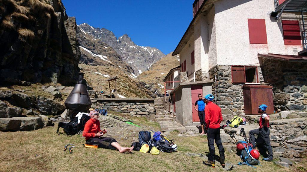 Quattro ghigne tutti insieme, un po&#039; di riposo e poi di nuovo via verso valle, con altri 1000 metri di dislivello negativo da macinare