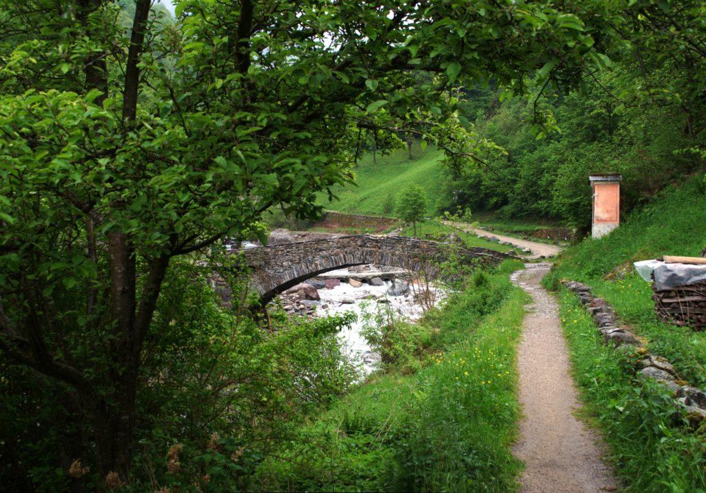 il ponticello di pietra nei pressi della Località Giabbio a Premana