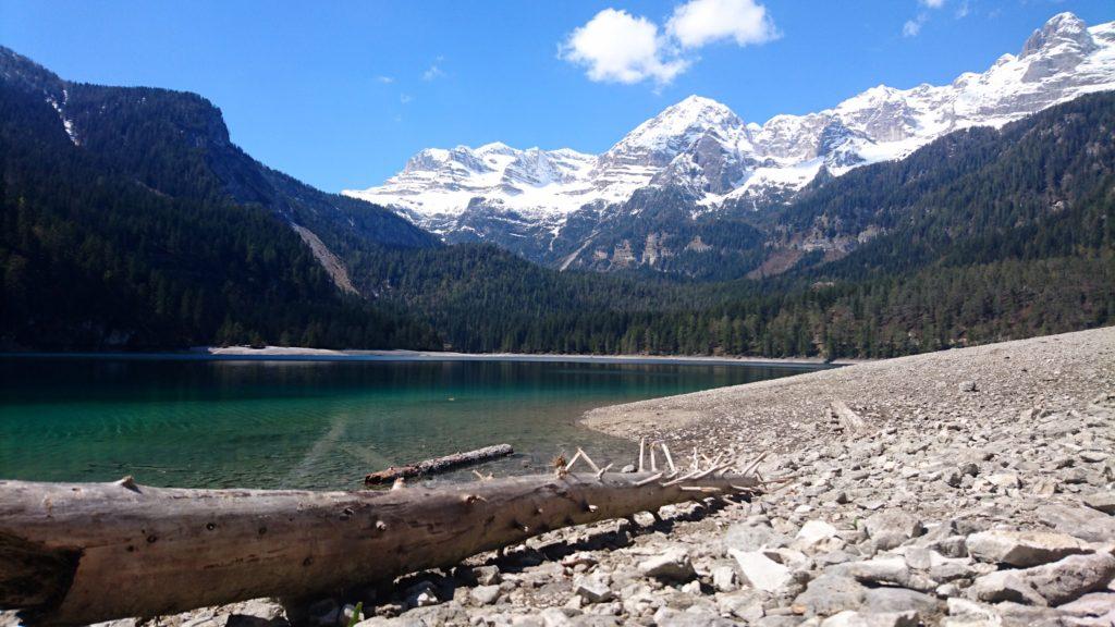 Appena giunti al lago ci appare questa strepitosa vista. WOW!! Sullo sfondo il Brenta con la cresta del sentiero Costanzi