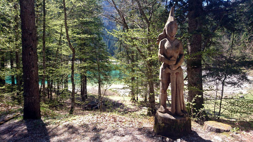 Una delle tante sculture in legno che si vedono lungo il sentiero che fa il periplo del lago di Tovel