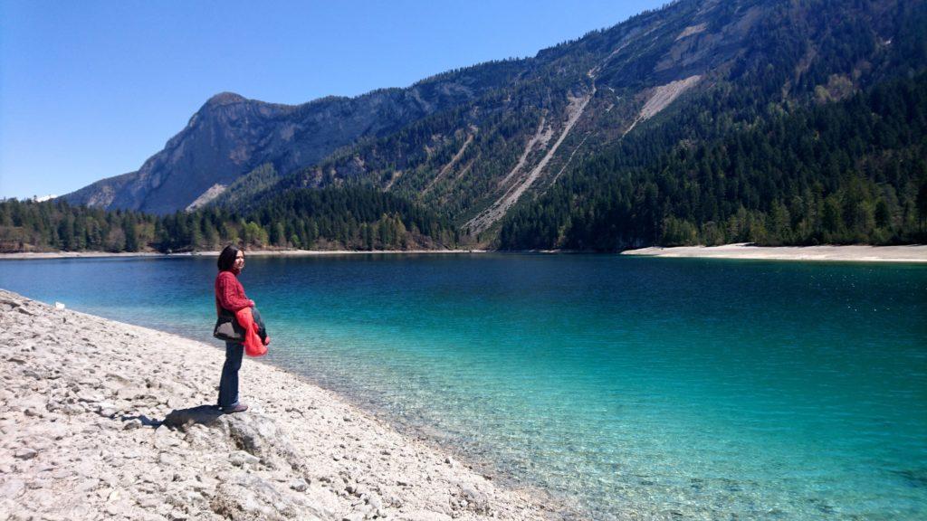 Erica contempla le acque cristalline del lago