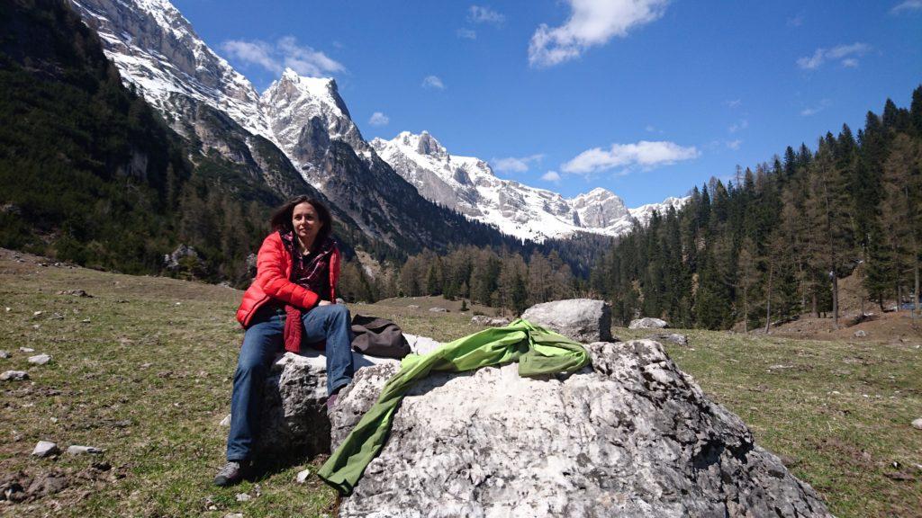 Erica e la bellissima skyline del Brenta vista dal pascolo della malga Pozzol