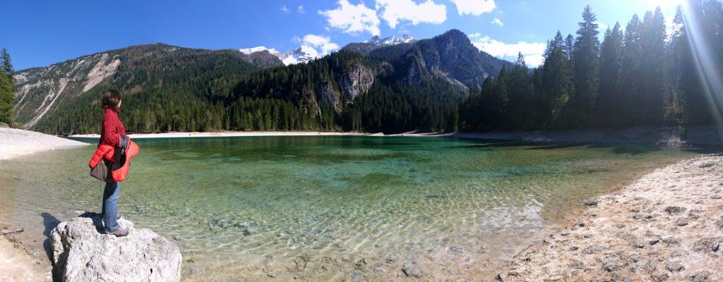 Bella panoramica del lago di Tovel con la Ericuzza protagonista