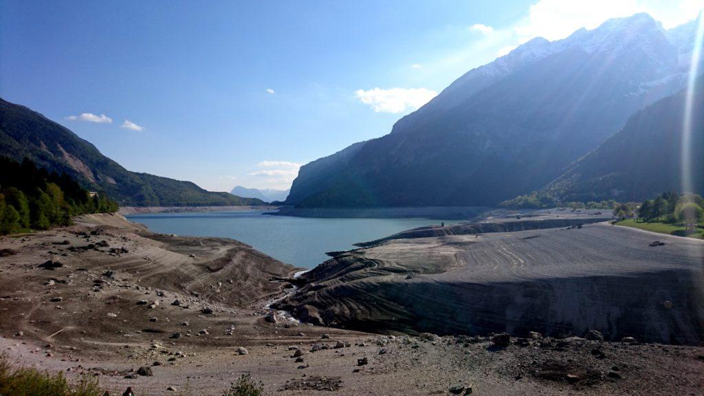 Discesi dalla val di Tovel, proseguiamo verso Molveno e ritroviamo il lago quasi del tutto svuotato! Avviene ogni 10 anni. Ne approfittiamo per fare un giro