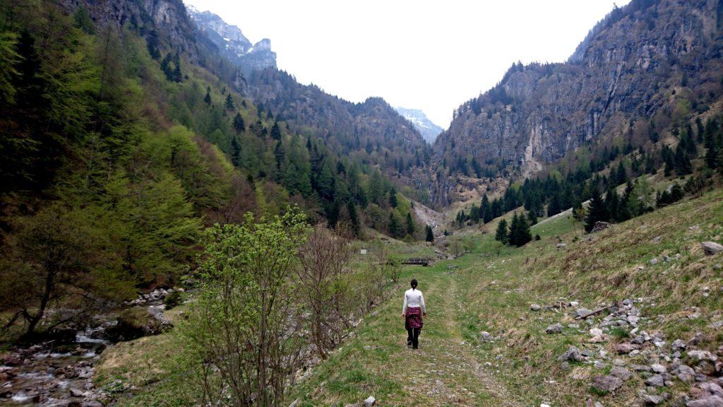 La prima parte della valle è tutta in falsopiano fino a raggiungere questo pratone e una piccola baita, dalla quale il sentiero inizia a salire in modo più deciso