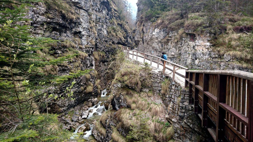 Dopo una parte di sentiero ci si ricongiunge alla strada e si traversa questo stretto canyon molto suggestivo