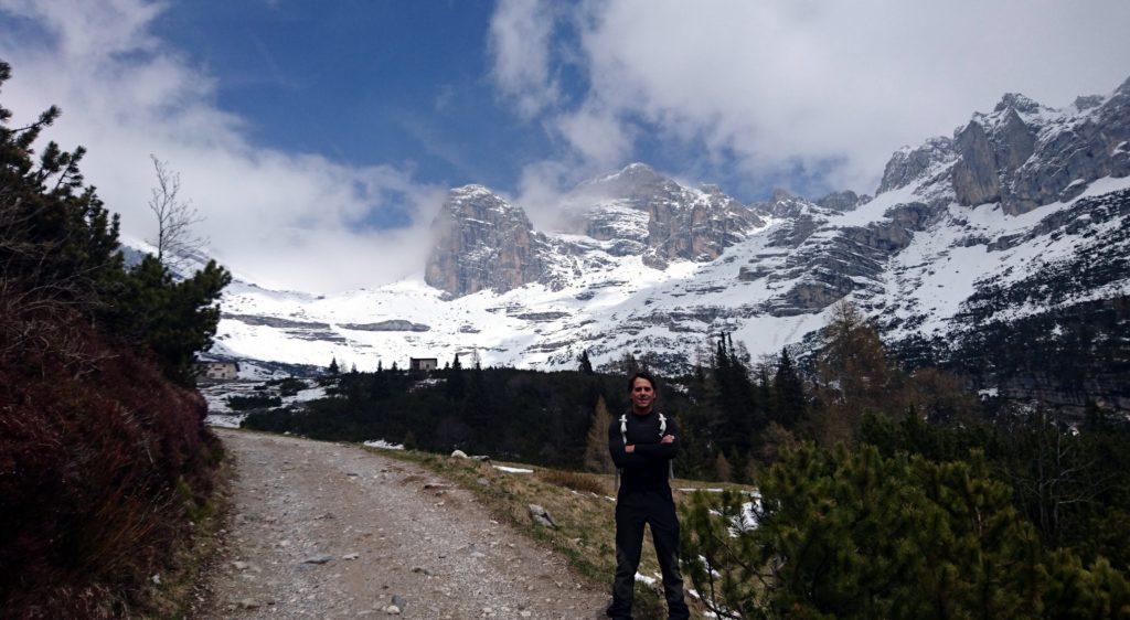 Siamo ormai in dirittura d'arrivo verso il rifugio Al cacciatore che si intravede sullo sfondo. Il cielo per fortuna si apre un po' lasciandoci godere del bel paesaggioScorcio della malga con le dolomiti ancora belle innevate sullo sfondo