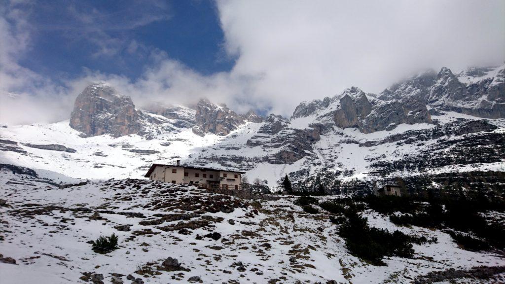 il rifugio Al Cacciatore in questo weekend sta proprio a pochi metri dall'inizio della copertura nevosa