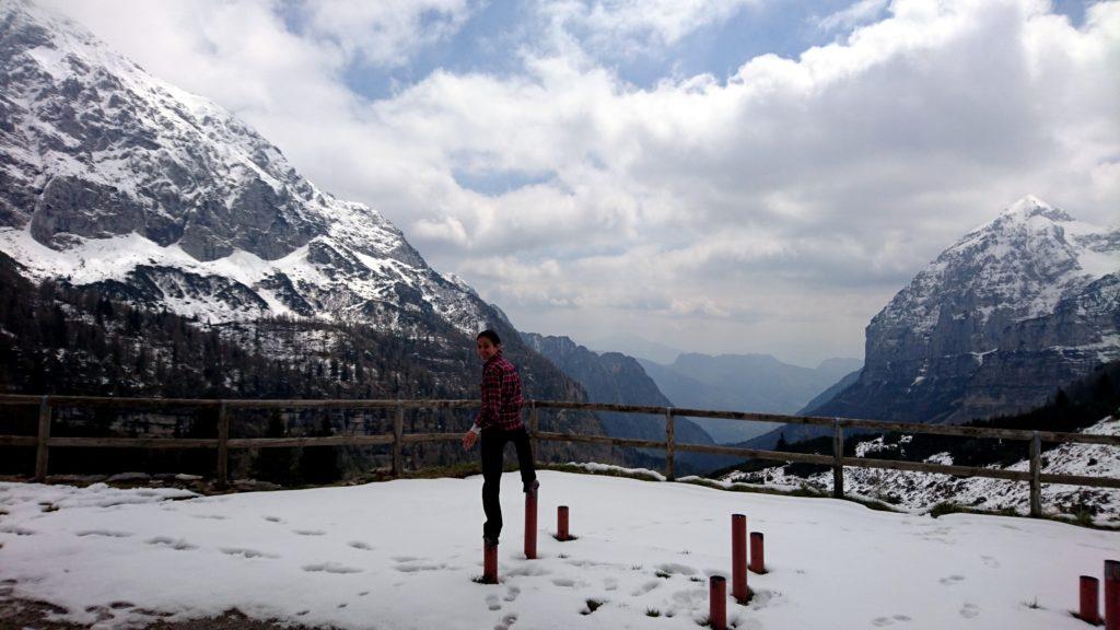 Erica in versione gambalonga sul terrazzino del rifugio