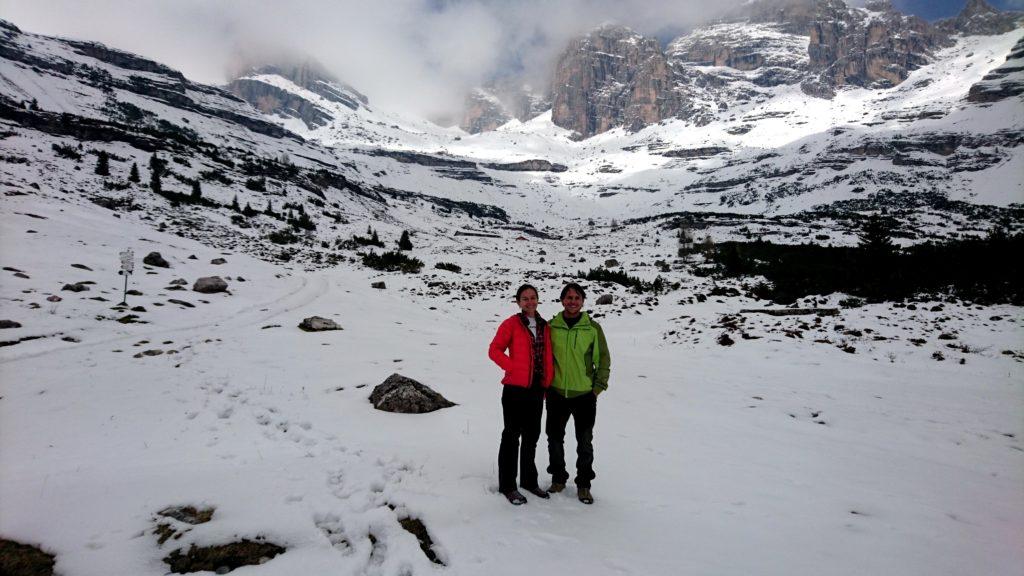 Troviamo al rifugio un'allegra famigliola che ci fa una fotina insieme con lo sfondo dell'alta val d'Ambiez