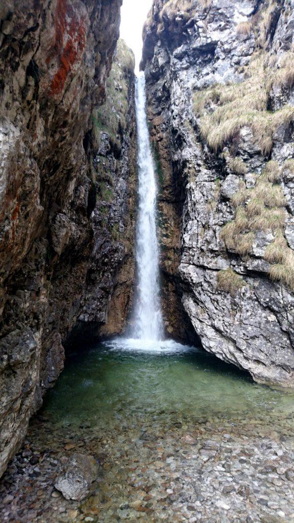 Scendiamo alla velocità della luce dalla strada ma ci fermiamo cinque minuti per andare a vedere la bella cascata di Broca imboscata tra le rocce di cui avevamo visto il bivio all'andata