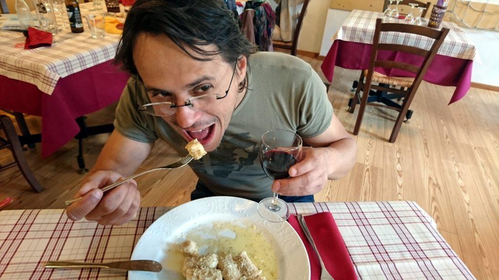 ...e visto che siamo arrivati al ristoro Dolomiti in tempo per il pranzo, decidiamo di gustare un po' di piatti tipici della zona accompagnati da un paio di bicer di bon vin