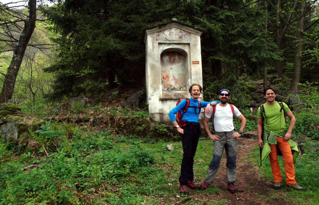 Fotina dei maschietti davanti alla cappelletta dell'alpe del Fattore