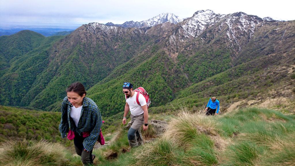 Ma prima di rilassarci al rifugio, bisogna conquistare la vetta! Ecco i nostri eroi che camminano gli ultimi 5 minuti fino alla croce