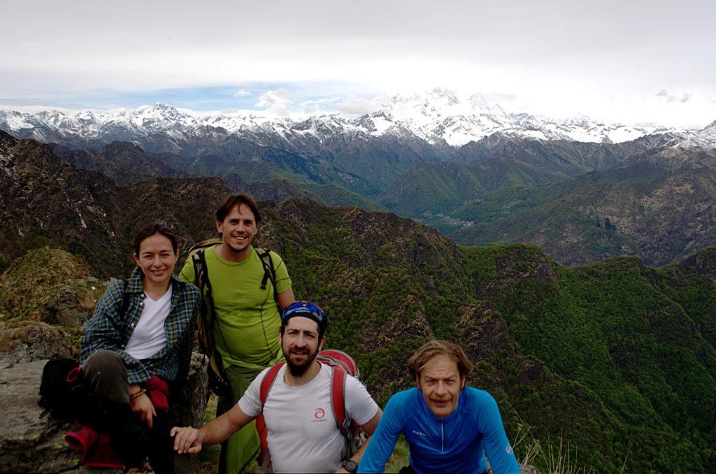 Ed eccoci tutti insieme in vetta con la bella skyline sullo sfondo!