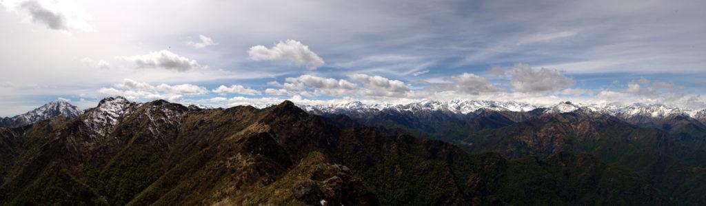 Ampio panorama dell'arco alpino dalla vetta. Circa 180° gradi