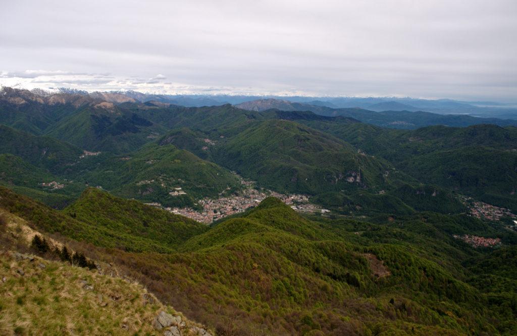 Vista di Varallo dall'alto, all'inizio della nostra (barcollante) discesa verso valle. Siamo belli ciucchi dal pranzo ma molto soddisfatti!!