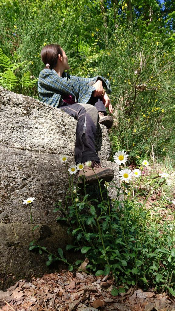 Erica fa pausa riposo sul muretto di fronte alla macchina in attesa che noi ci cambiamo