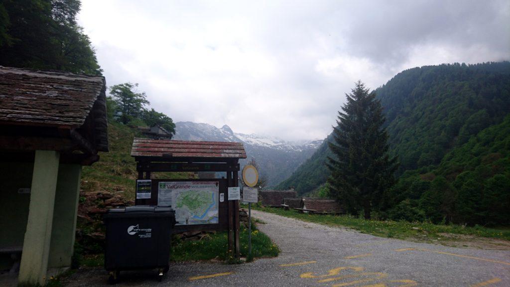 Parto dal parcheggio di Fondo li Gabbi verso le 21:45. Il cielo al mattino non è il massimo e vedere così tanta neve in alto mi preoccupa un po'