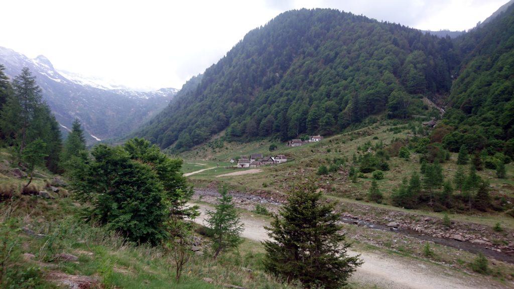 Il bel borgo di Fondo li Gabbi dalla parte opposta del fiume