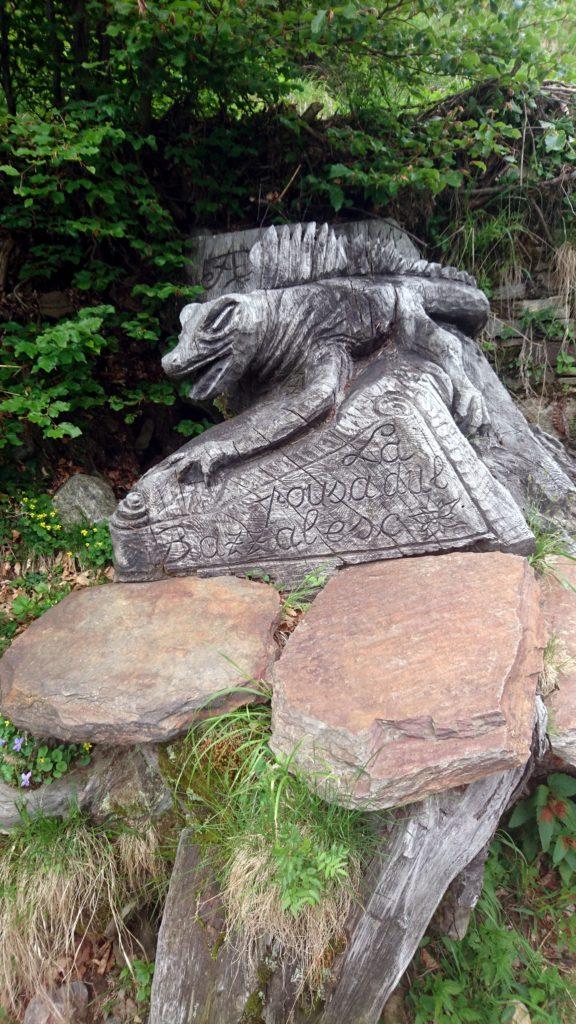 Lungo la passeggiata in piano che attraversa la piana della val Loana si trova questa bella panchina con scultura annessa