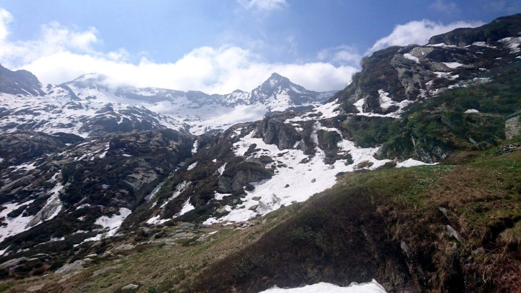 Sono ormai in prossimità dell'alpe di Cortenuovo ed inizia già la neve.