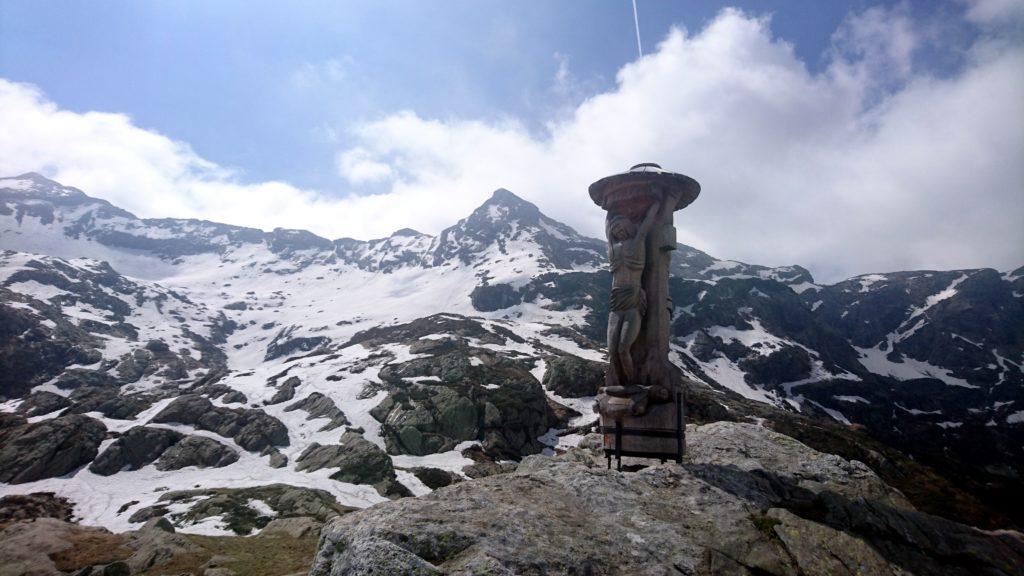 A Scaredi c'è questa nuova scultura in legno che in passato non avevo visto. Sullo sfondo, la Laurasca