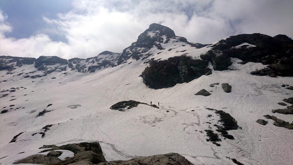 Lasciata Scaredi, punto dritto verso la Laurasca. Si risale dritto per dritto il pendio nevoso e poi si devia a destra superato il primo salto roccioso