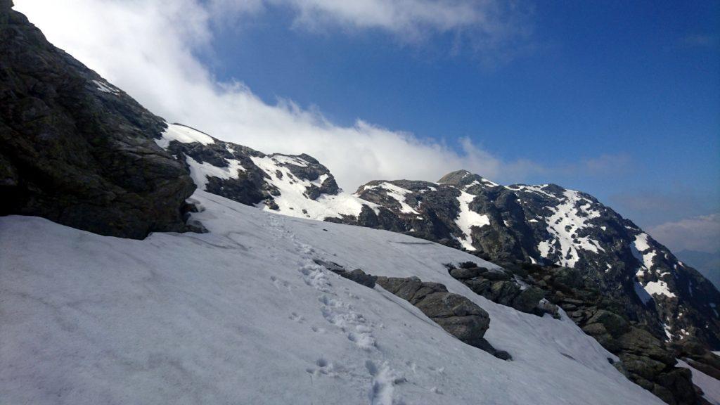 Una volta in quota, sotto la Laurasca, si procede in direzione nord fino alla bocchetta di Scaredi con un lungo traverso su neve, a tratti esposto