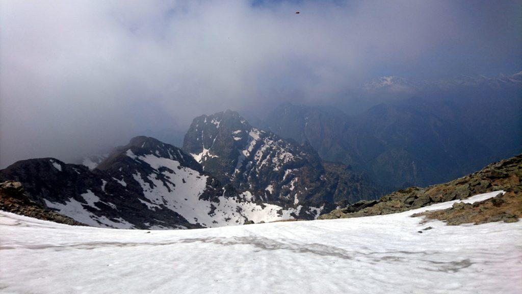 Alcuni tratti esposti del traverso, con scivolo ripido verso valle