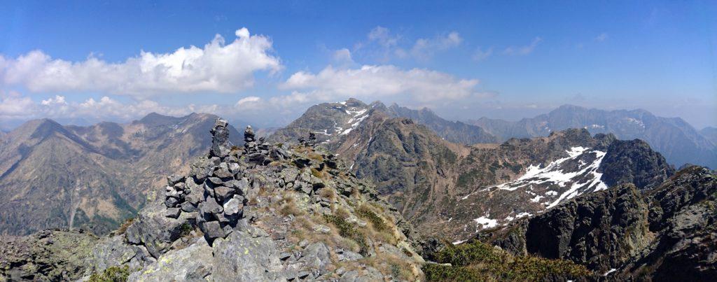 Panoramica dalla cima guardando verso i numerosi ometti di vetta