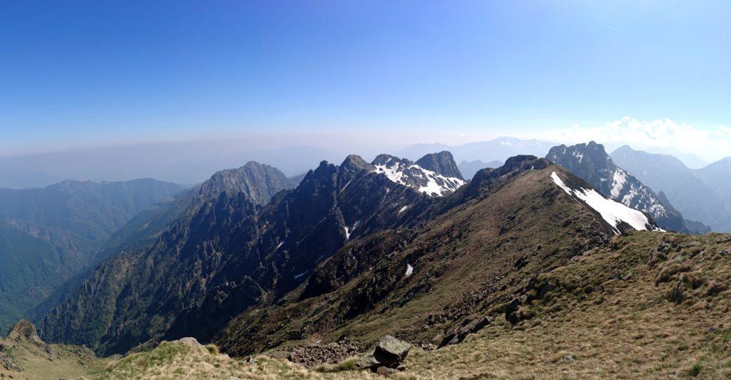 Panoramica della cresta da cui provengo e della sella su cui poggia il bivacco