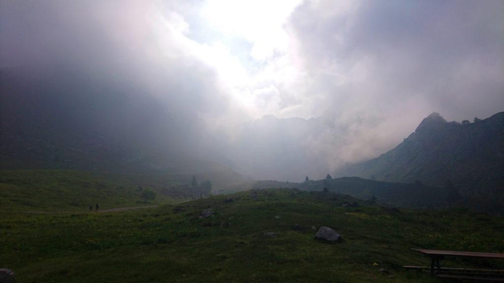 ciò che si vede, o meglio non si vede, dal rifugio Lecco guardando verso il gruppo del Pesciola e del Campelli di prima mattina