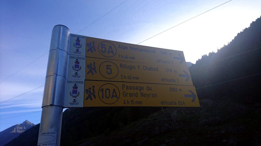 Partiamo verso le 8 e 15 dal parcheggio 1km prima di Pont in direzione del rifugio Chabod che raggiungeremo in un paio d'ore