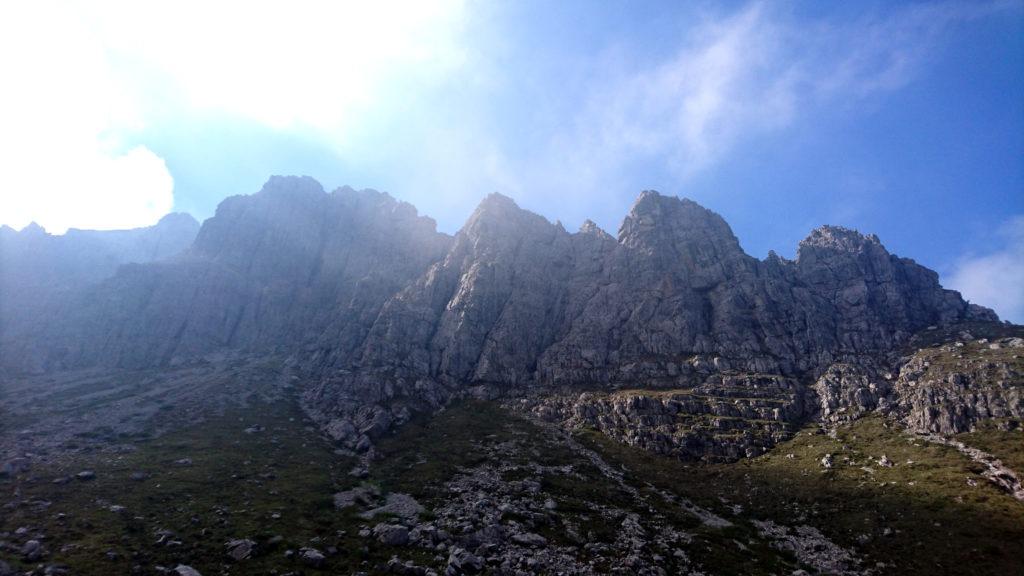 il cielo si apre per un momento: il nostro spigolo dei bergamaschi è sul terzo torrione da destra