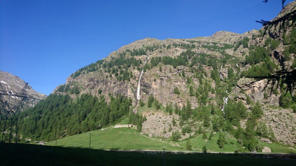 Le belle cascate di fronte a noi sul lato opposto della valle